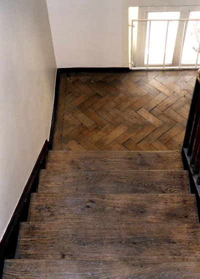 Holztreppe fertig vakuumgewaschen und eingelassen