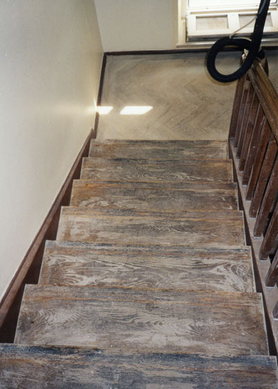 Alte Holztreppe im Rohzustand