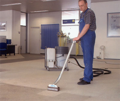 Verschmutzter Steinteppichboden während der Reinigung